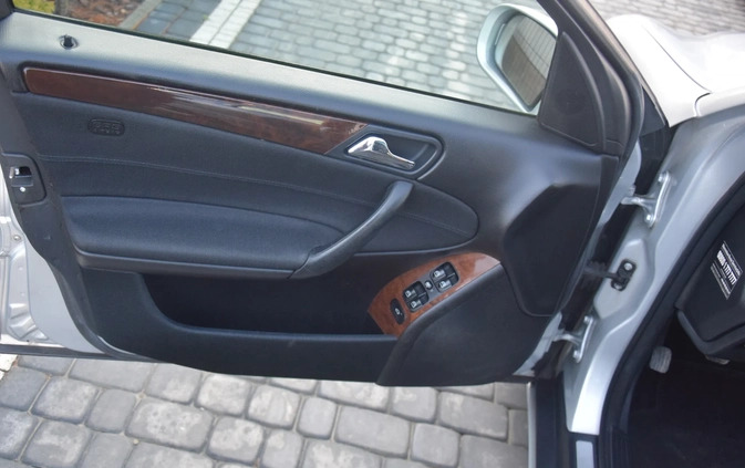 Mercedes-Benz Klasa C cena 15900 przebieg: 266930, rok produkcji 2005 z Dobczyce małe 497